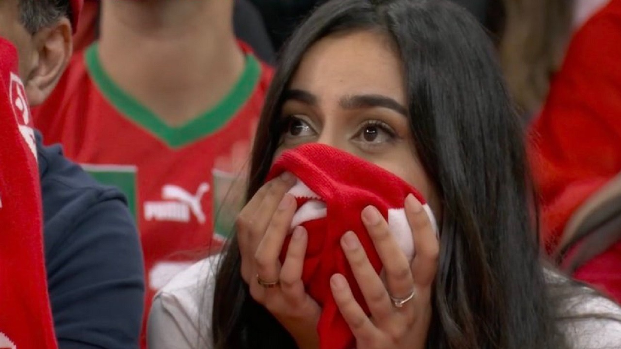 حزن مشجعة مغربية بعد هدف فرنسا الأول