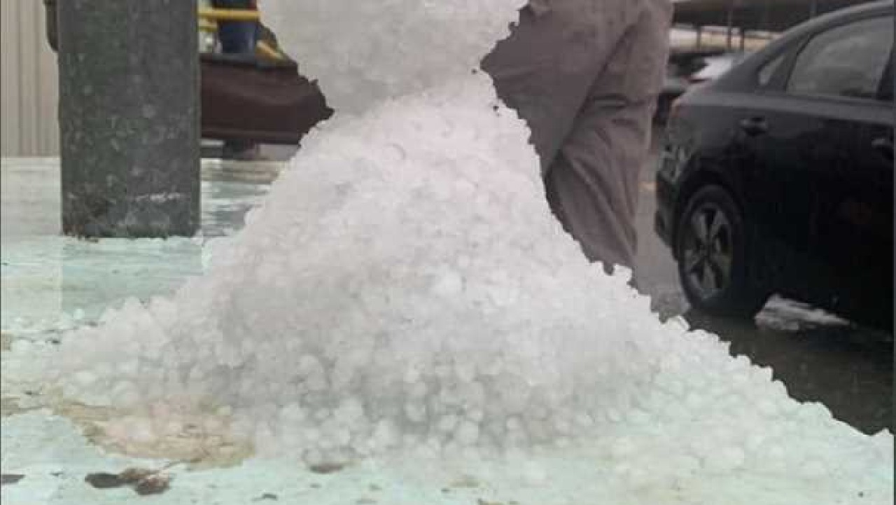 شاهد .. الثلج يتساقط على الكويت لأول مرة في تاريخها