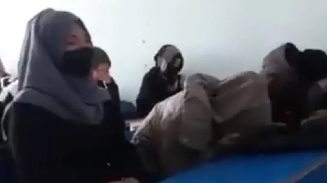 شاهد .. بكاء طالبات أفغانيات لحظة إبلاغهم بمنعهم من التعليم