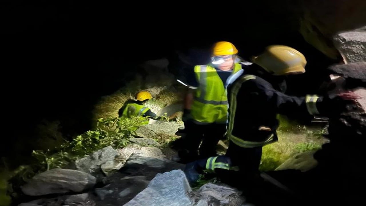 إنقاذ شخص سقط من منحدر جبلي في تنومة
