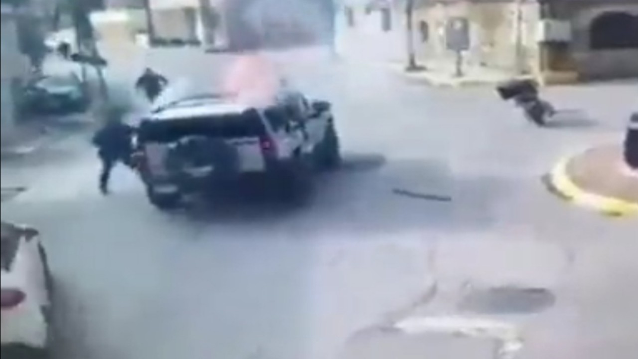 فيديو مروع يوثق لحظة وفاة سيدة إثر انفجار أسطوانة غاز داخل سيارتها