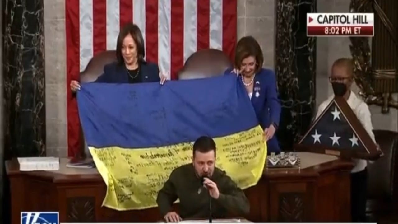 بالفيديو.. غضب أمريكي بسبب رفع علم أوكرانيا داخل أروقة الكونجرس