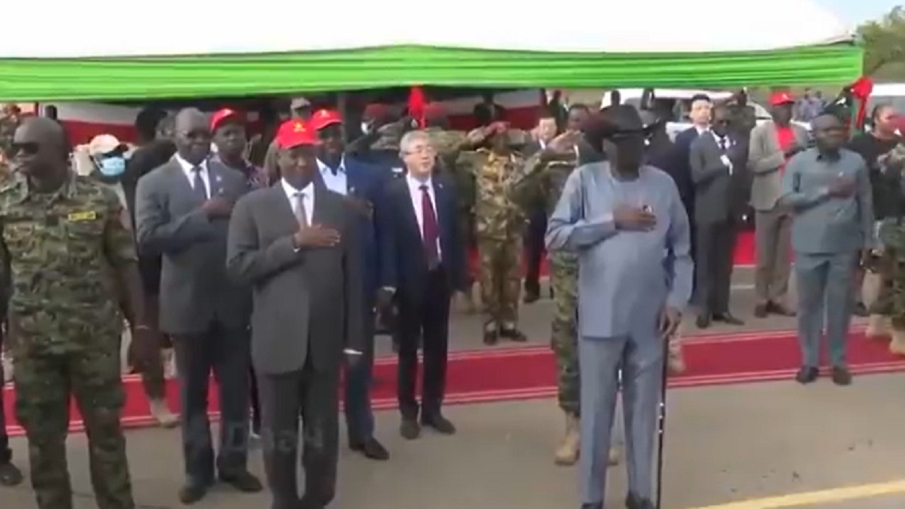 فيديو..رئيس جنوب السودان يتعرض لموقف محرج