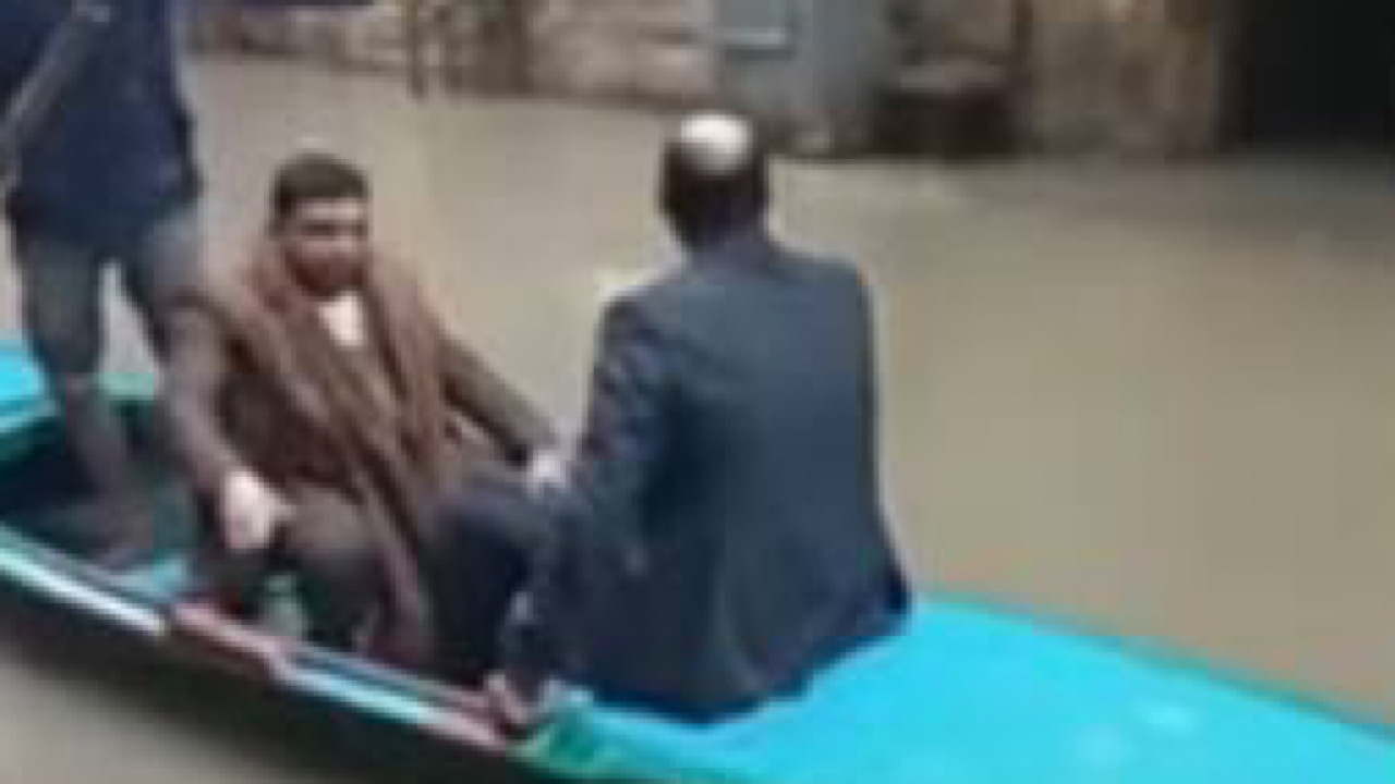 بالفيديو.. برلماني يتجول داخل مدينة بقارب ويثير جدلاً واسعًا