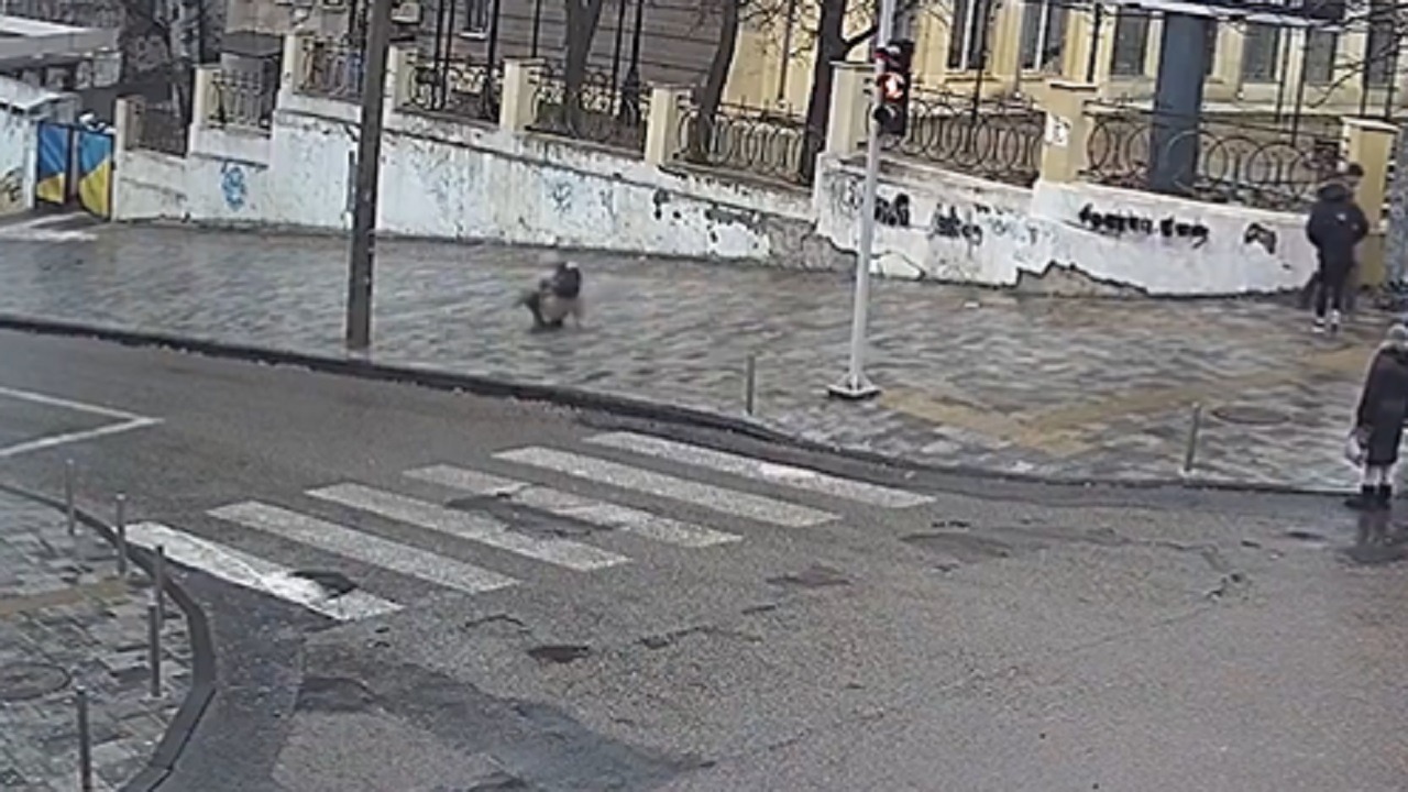 بالفيديو .. لحظة انزلاق مارة على جليد زجاجي في شوارع كييف