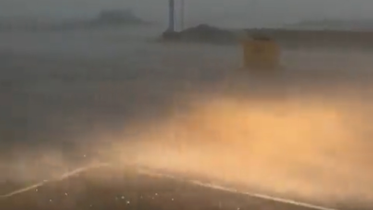 بالفيديو.. أمطار غزيرة‬⁩ على شواطئ ⁧‫عسير‬⁩ صباح اليوم