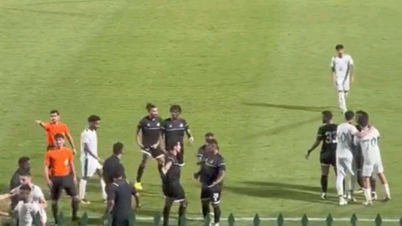 بالفيديو.. اشتباك بين لاعبي الاهلي والوحدة في لقاء ودي