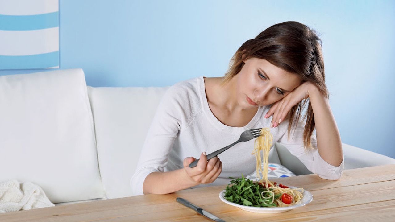 دراسة تكشف عن أطعمة مرتبطة بالاكتئاب وأخرى مضادة لها