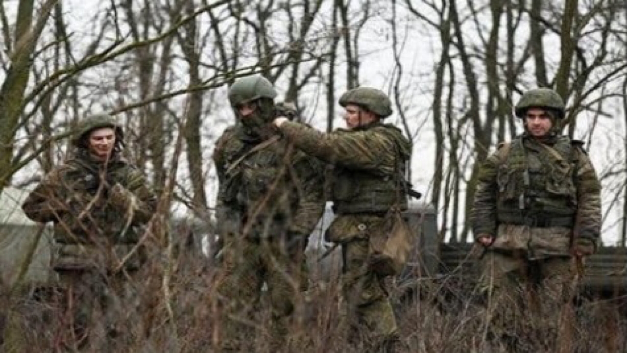 العسكريون الأوكرانيون يهربون من مواقعهم بالقرب من مدينة سوليدار ويستسلمون للأمن