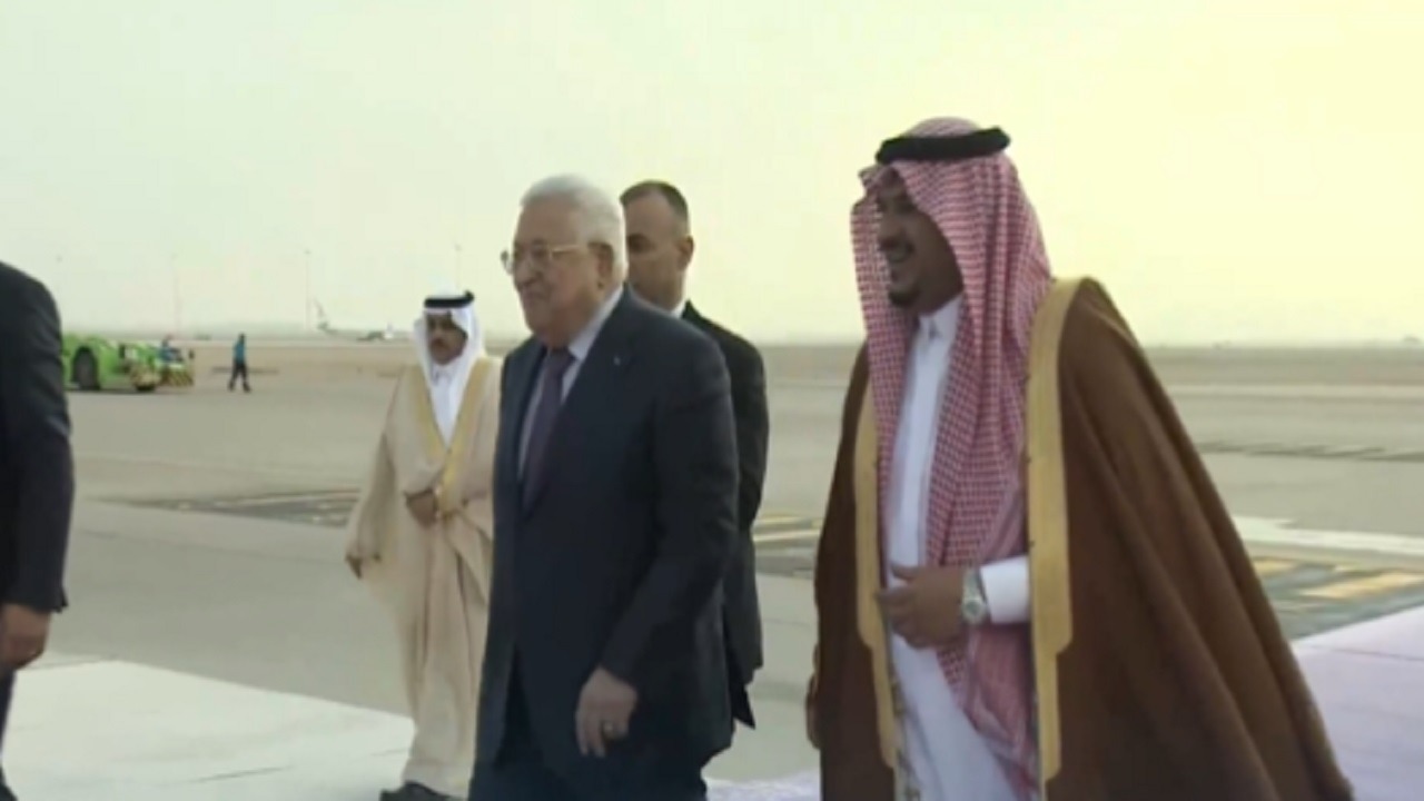 بالفيديو .. الرئيس الفلسطيني ورئيس الوزراء العراقي يصلان إلى المملكة