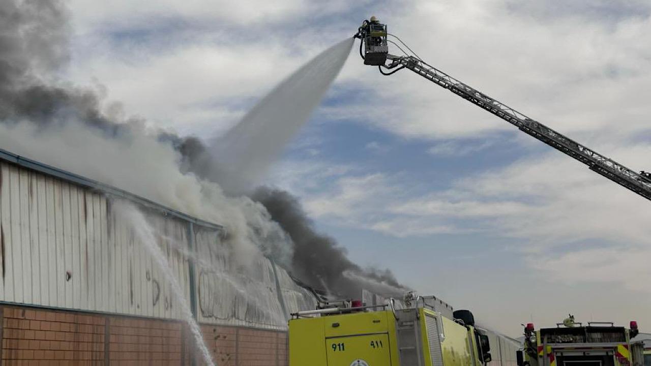“مدني الرياض” يسيطر على حريق في مستودع بحي السلي