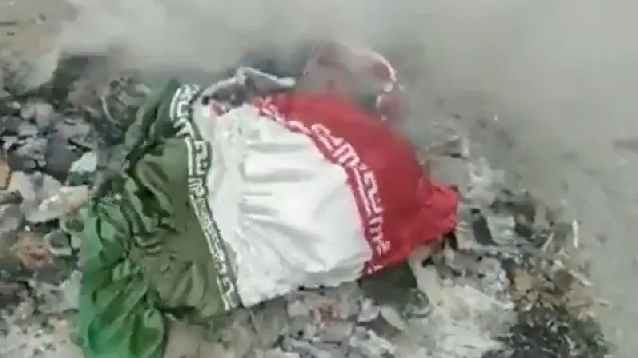 شاهد .. طالبات إيرانيات يحرقن العلم الإيراني بعد إعدام “شكاري”