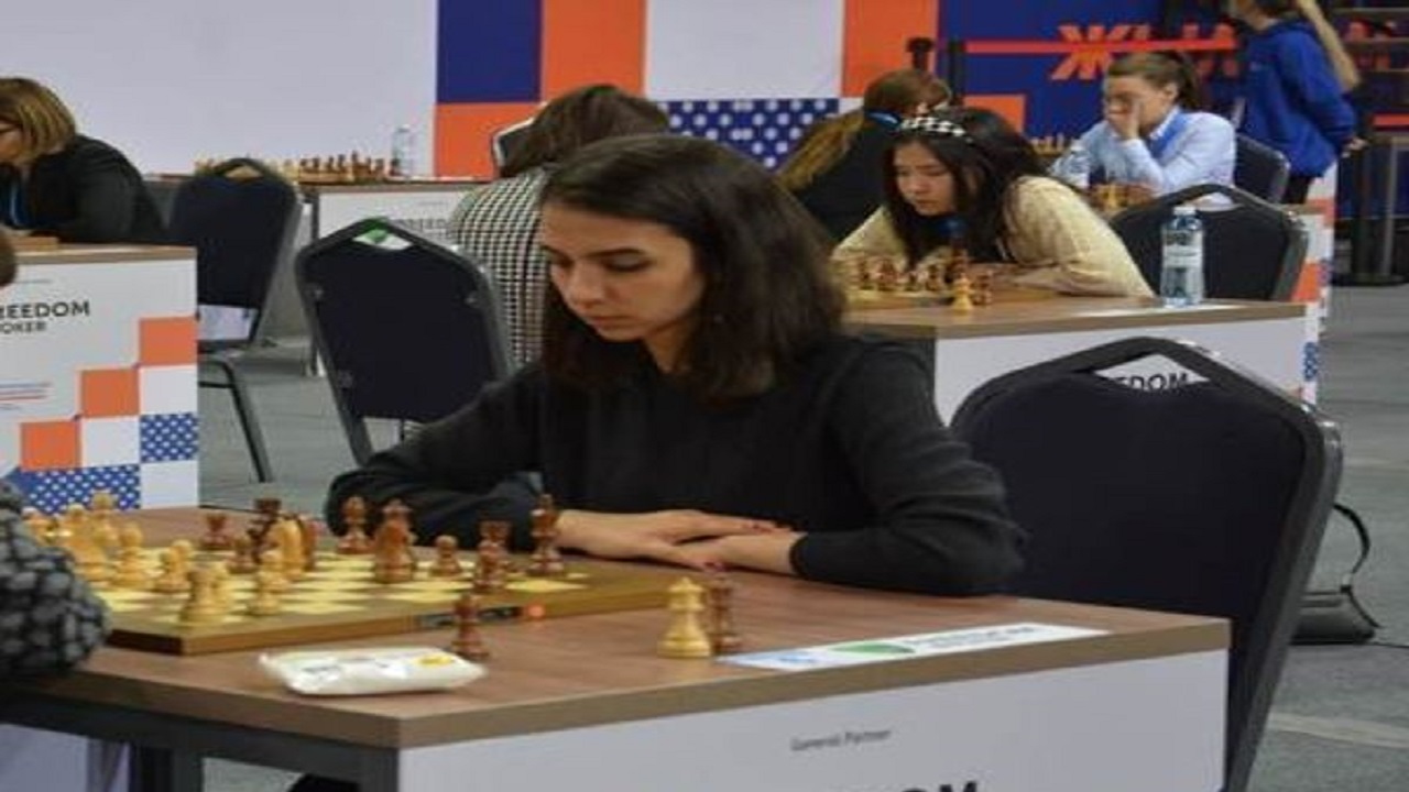 إيرانية تتحدى الملالي وتشارك في بطولة للشطرنج دون حجاب