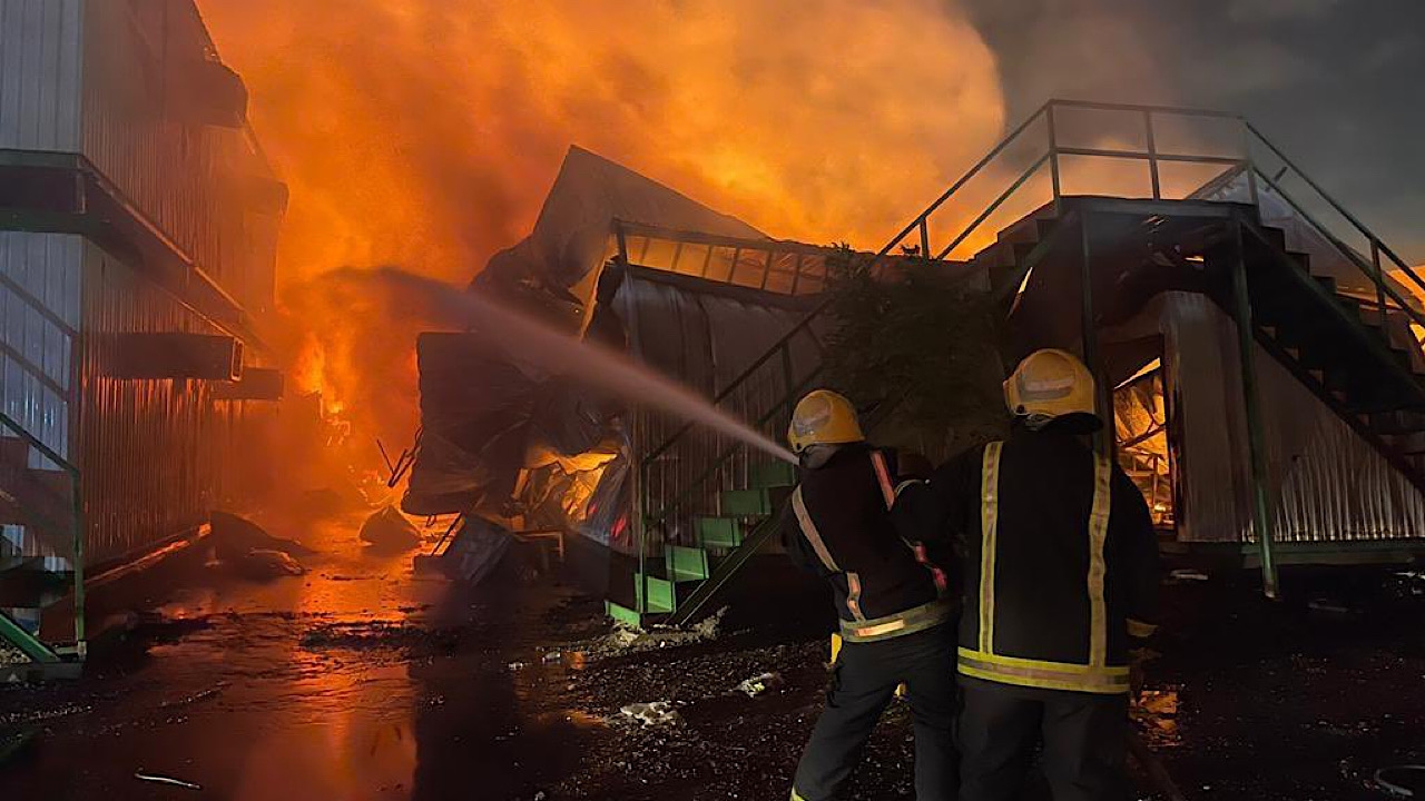 “مدني الرياض” يخمد حريقًا في سكن عاملين بحي المشاعل