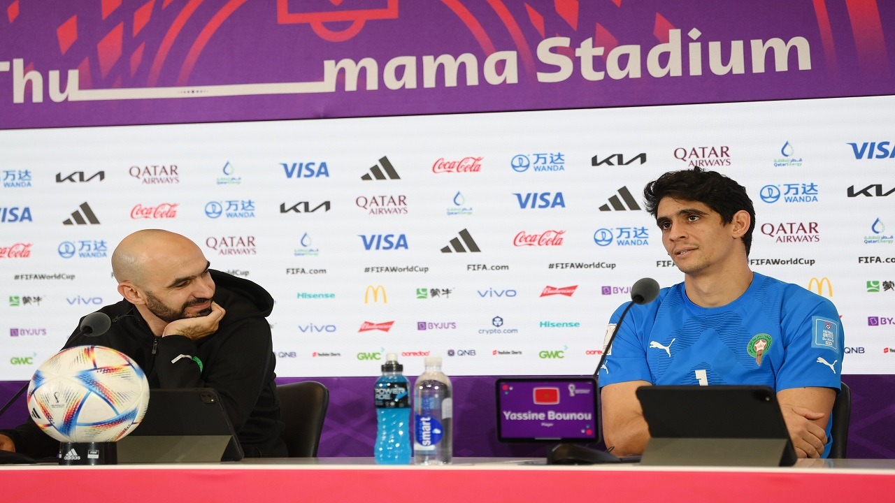 بالفيديو.. رغم إتقانه 3 لغات..حارس المغرب يتحدث العربية فقط ويثير غضب الصحفيين