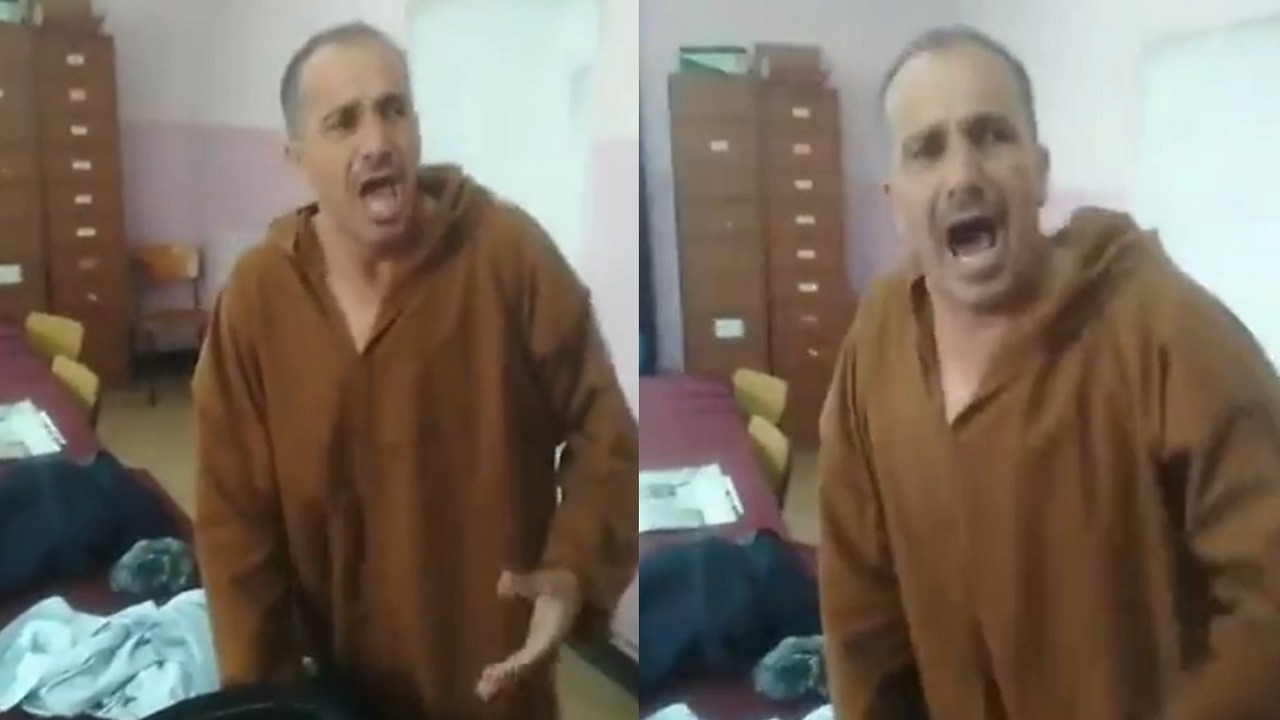 فيديو..مسؤول جزائري يخلع ملابسه داخل مقر العمل احتجاجاً على توقيفه