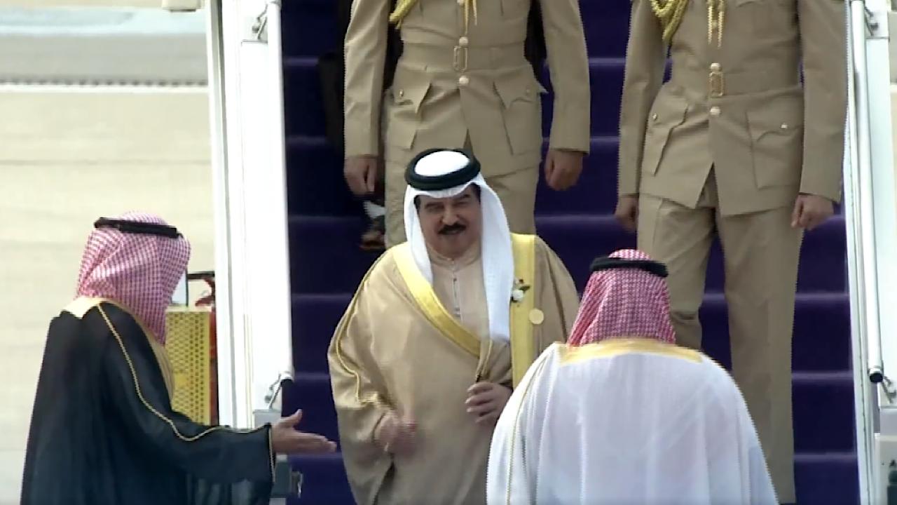 بالفيديو.. وصول ملك البحرين إلى الرياض للمشاركة في القمتين الخليجية والعربية &#8211; الصينية