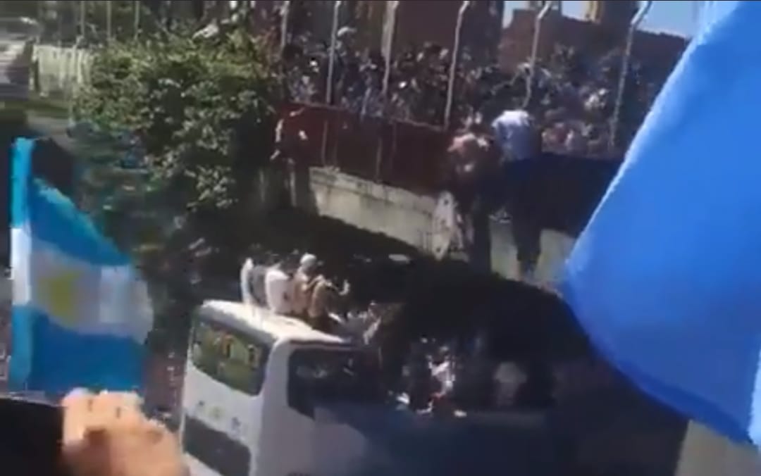 بالفيديو .. سقوط مروع لمشجع أرجنتيني على حافلة الأبطال