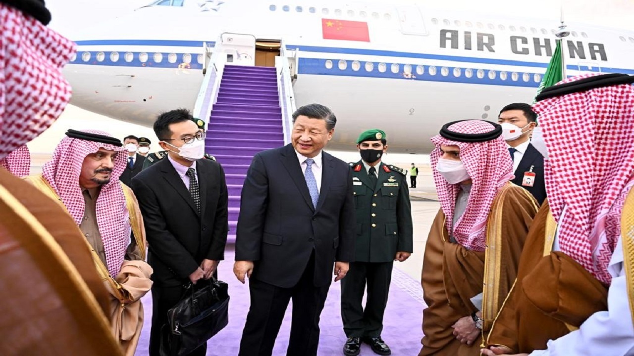 بالفيديو والصور.. الرئيس الصيني يصل إلى الرياض في زيارة رسمية إلى المملكة