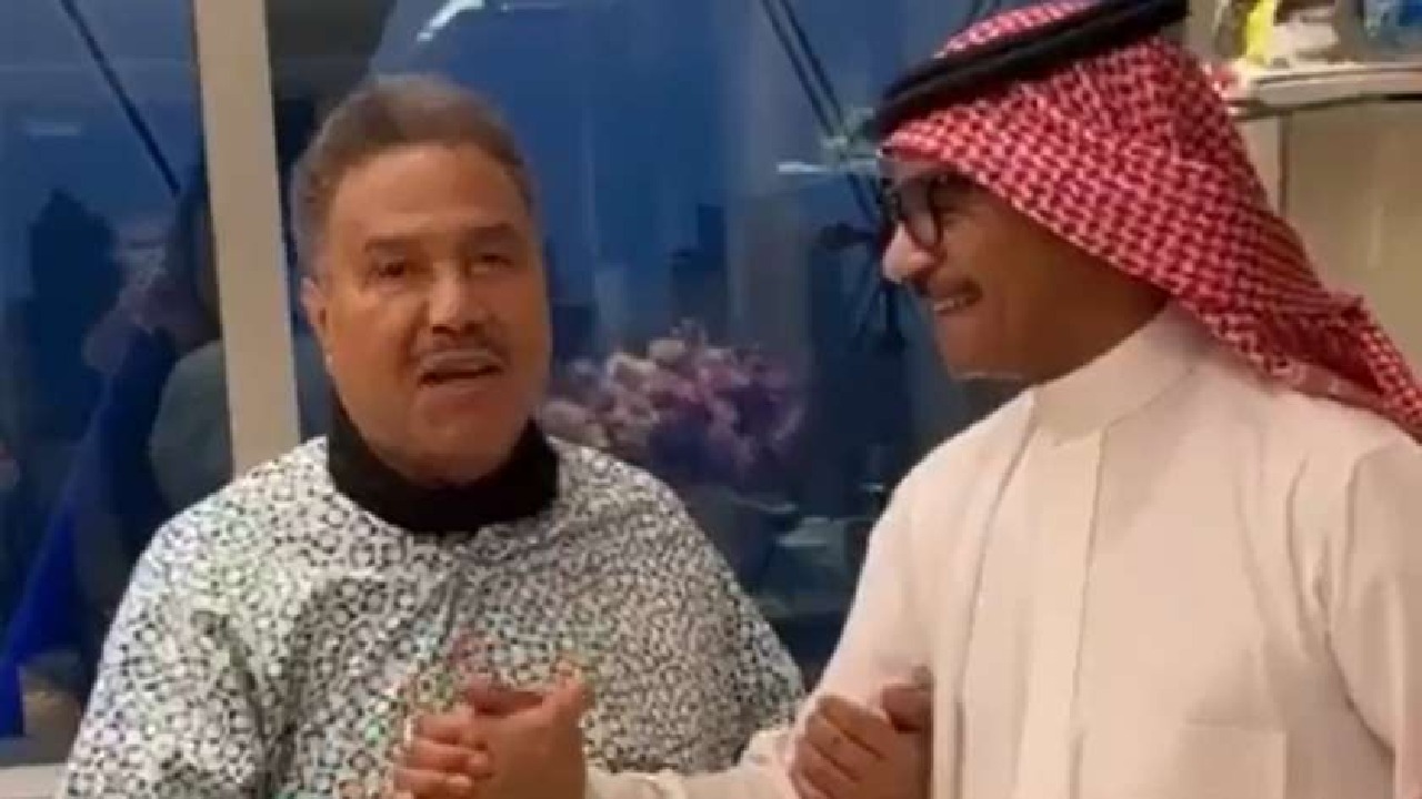 بالفيديو.. ⁧رابح صقر⁩ يزور محمد عبده⁩ بعد تعرضه لوعكة صحية