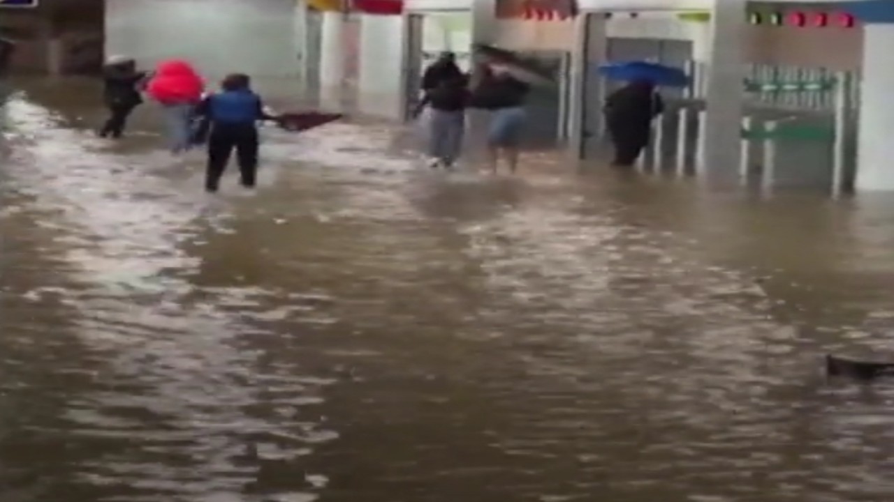 شاهد.. غرق الشوارع والمركبات في البرتغال بسبب الفيضانات الشديدة