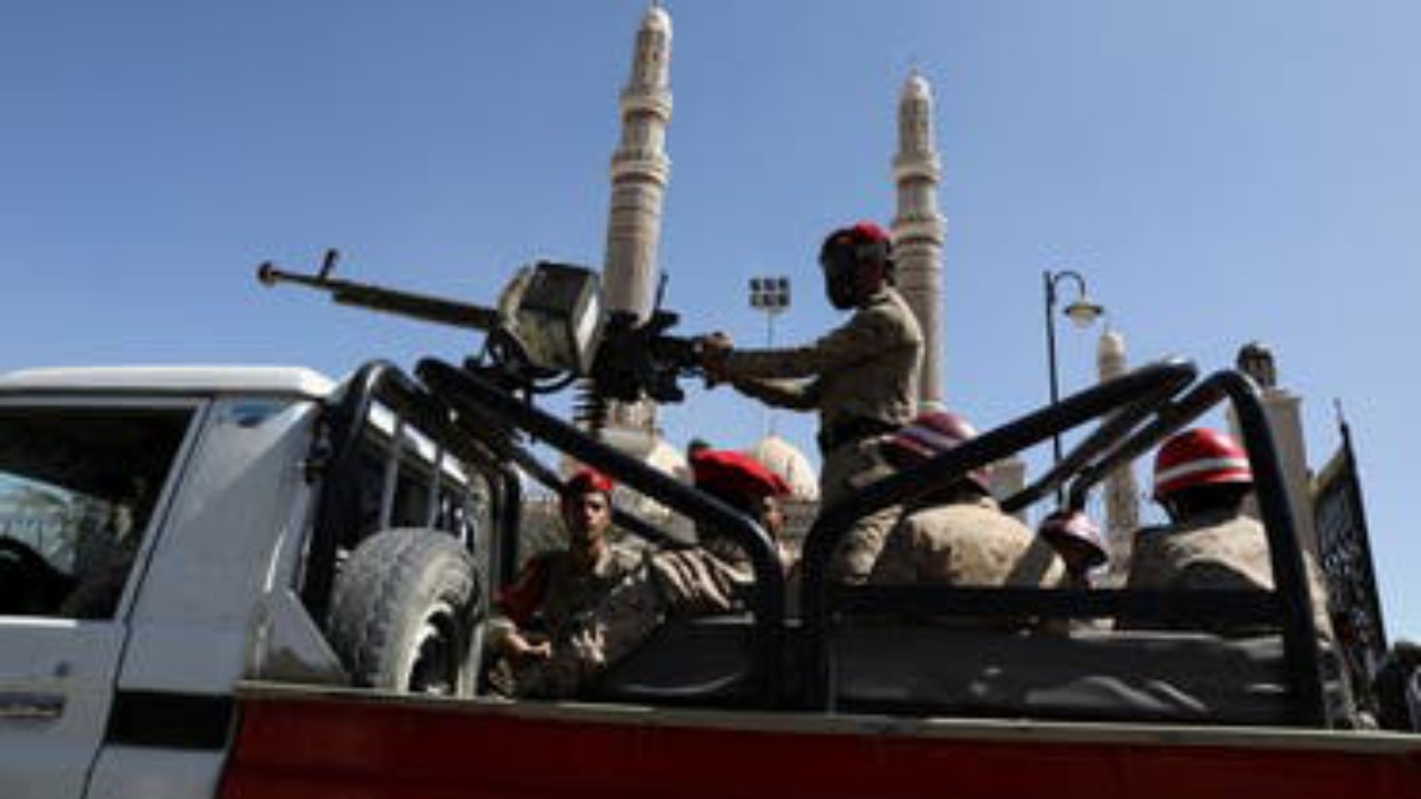 الحوثي الإرهابية تواصل انتهاكاتها وتعتقل شبان مسافرين على الحواجز