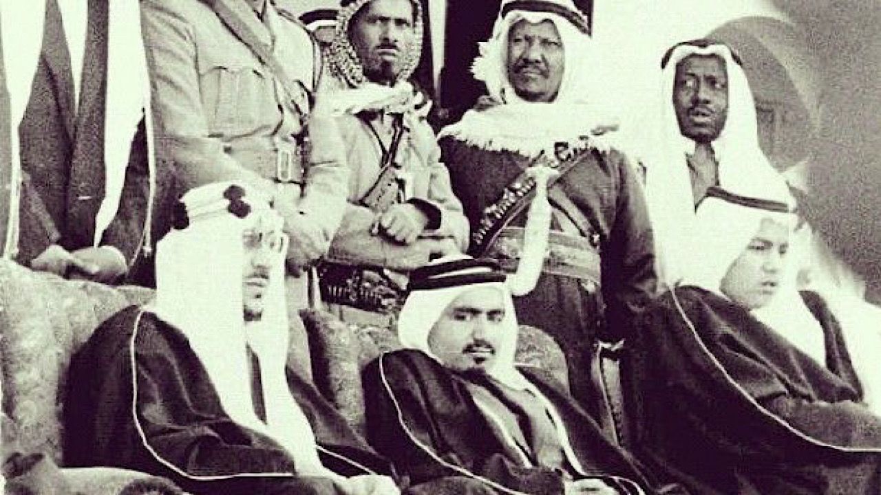 صورة نادرة لجلالة الملك سعود أثناء زيارته قطر وبجانبه الشيخ خليفة بن حمد