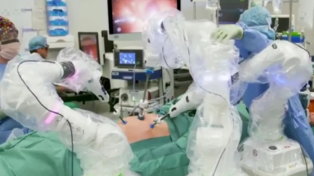 “روبوت” ينجح في إزالة ورم سرطاني من مريض ستيني
