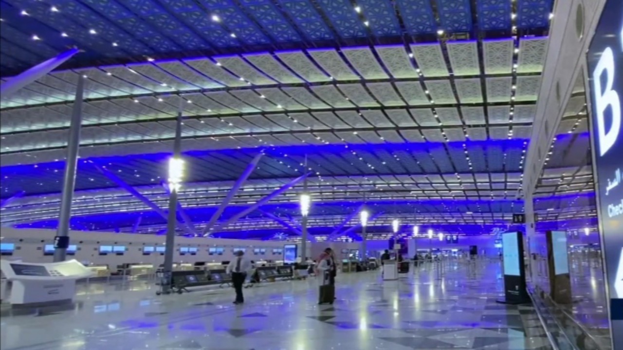 تركي الذيب: الرحلات الجوية في مطار جدة منتظمة الآن في مواعيدها (فيديو)
