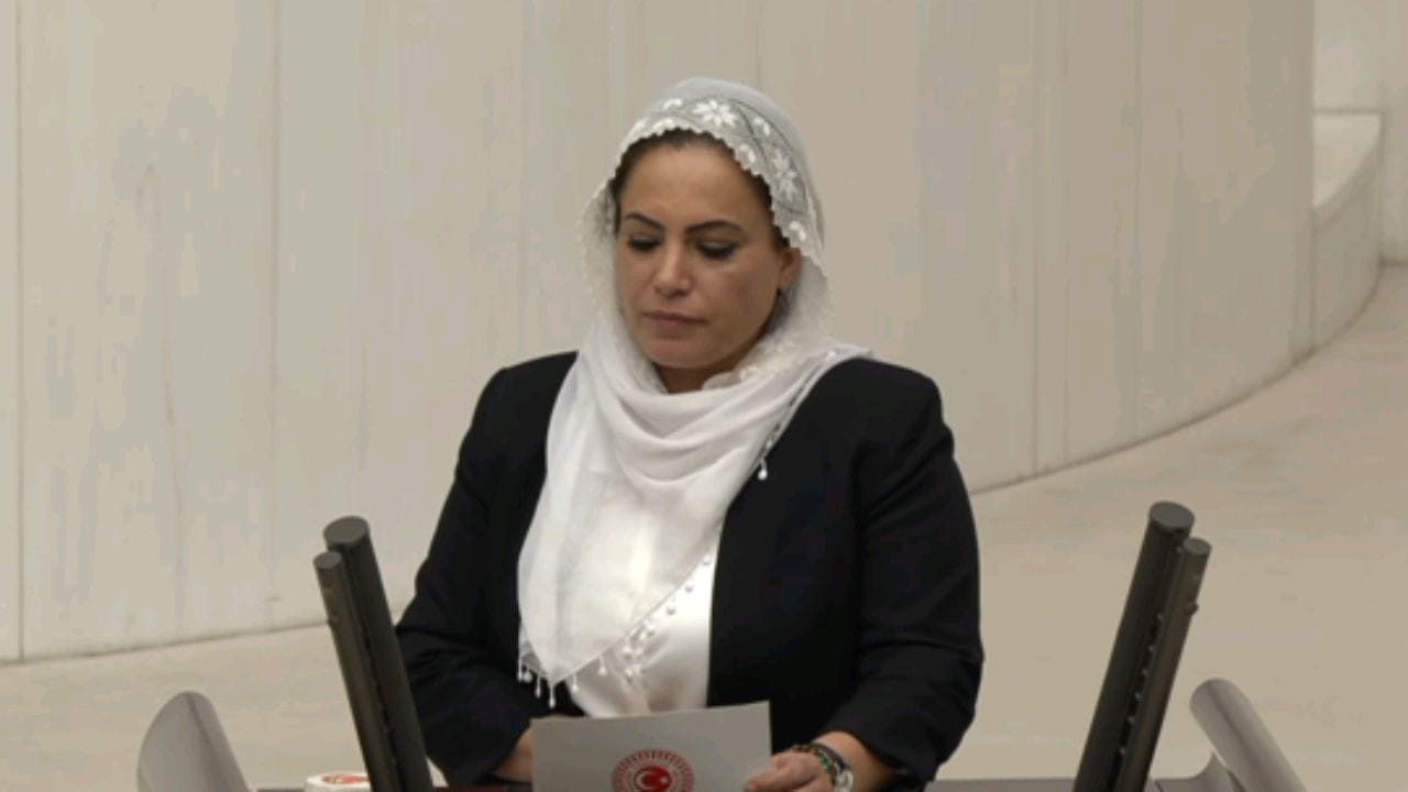 بالفيديو.. نائبة تركية تخلع حجابها على الهواء اعتراضا على العمليات العسكرية