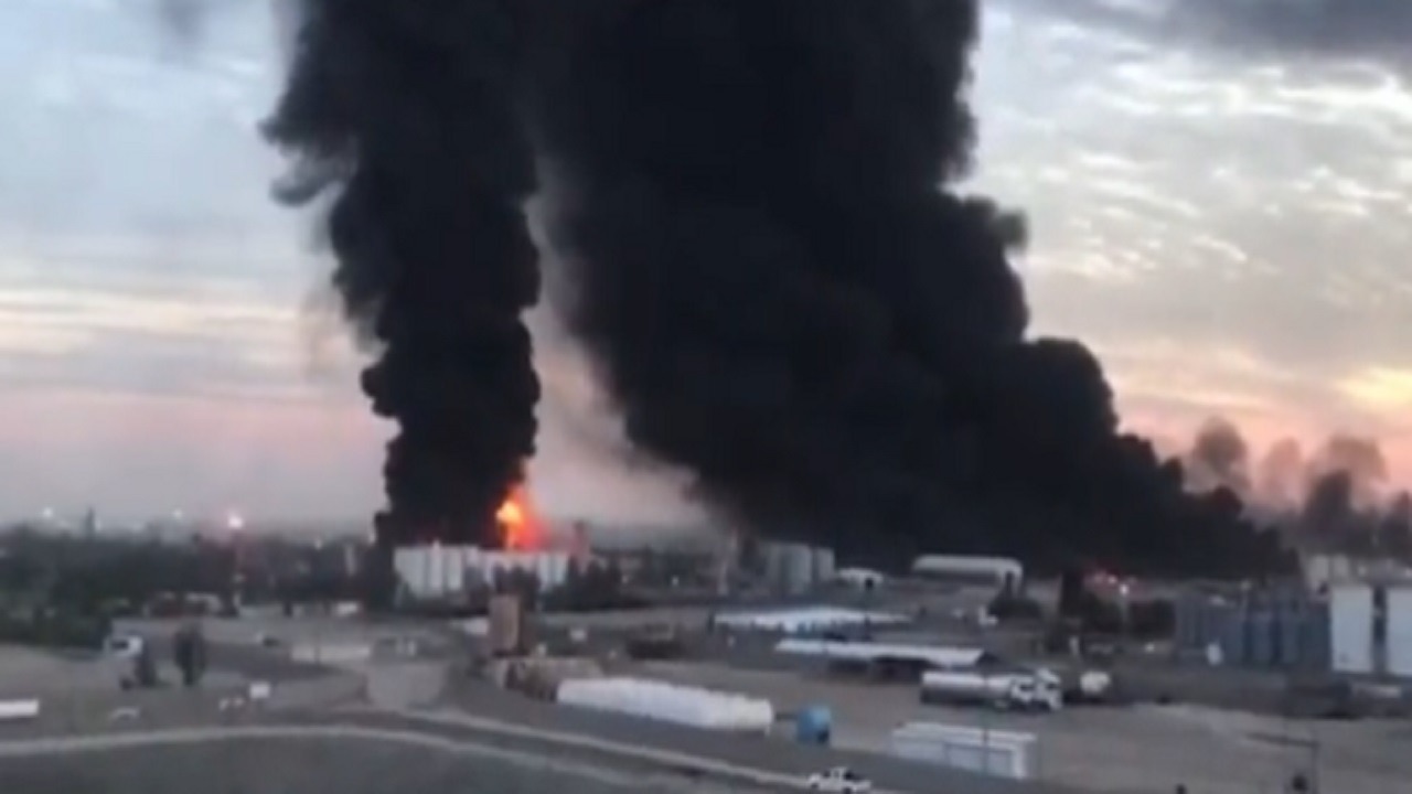 بالفيديو.. حريق كبير في مصفاة نفطية بالعراق