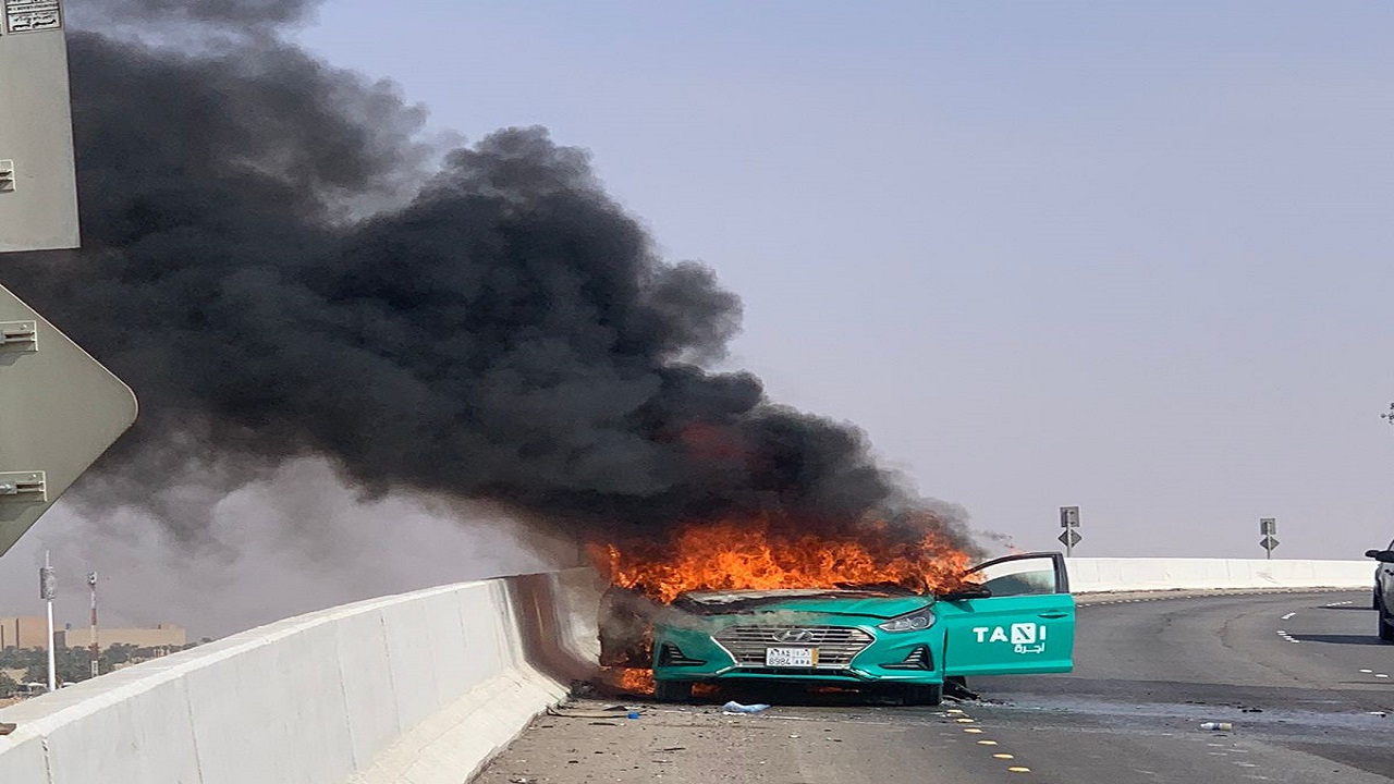 بالصور.. النار تلتهم تاكسي والرياح تسهم باشتعالها في الرياض