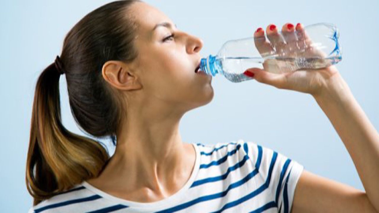 استشارية: شرب الماء واقفًا يسبب خلل في توازن سوائل الجسم والتهاب المفاصل
