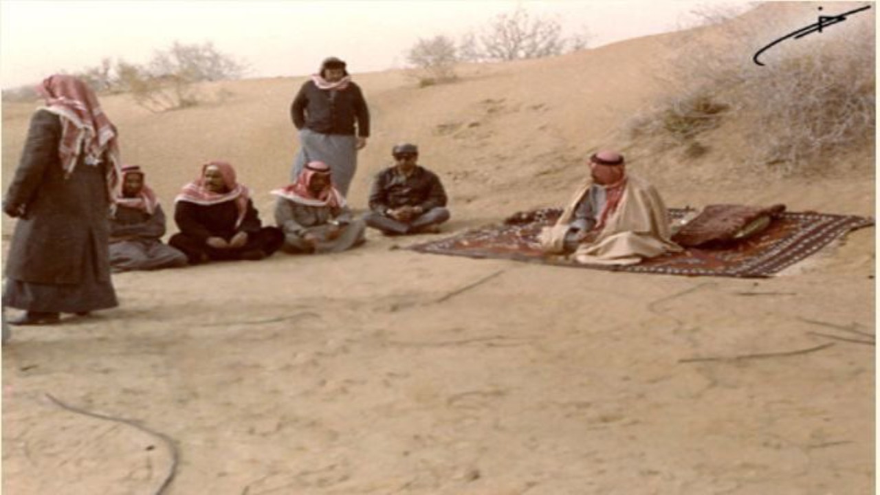 صورة نادرة للملك خالد أثناء القنص مع رجاله