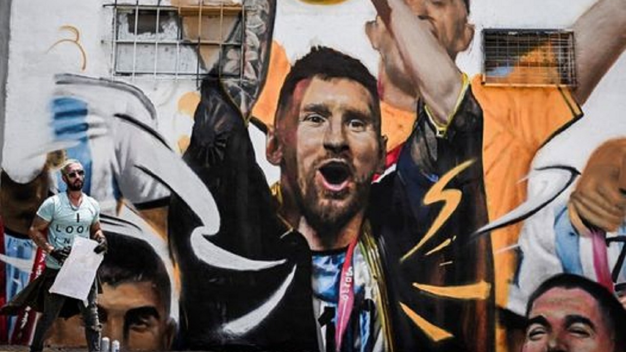 لوحة جدارية لـ “ميسي” بالبشت تزين العاصمة الأرجنتينية