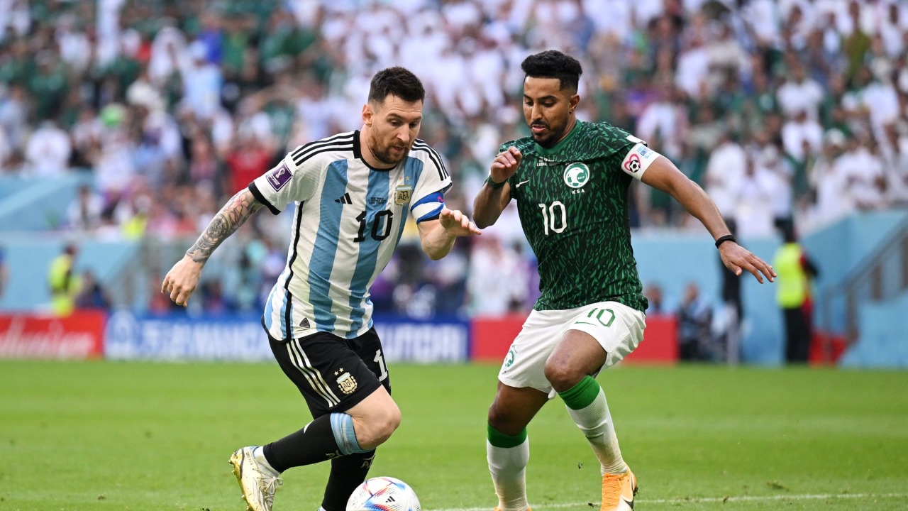 صحيفة أرجنتينية تسلط الضوء على الفوز التاريخي للأخضر في كأس العالم