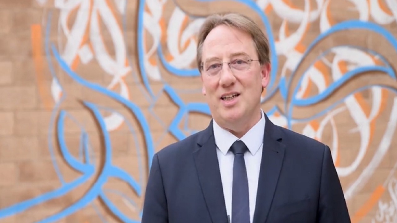 فيديو..السفير الفرنسي بالمملكة يكشف كيف تعلم العربية وتحدثها بطلاقة