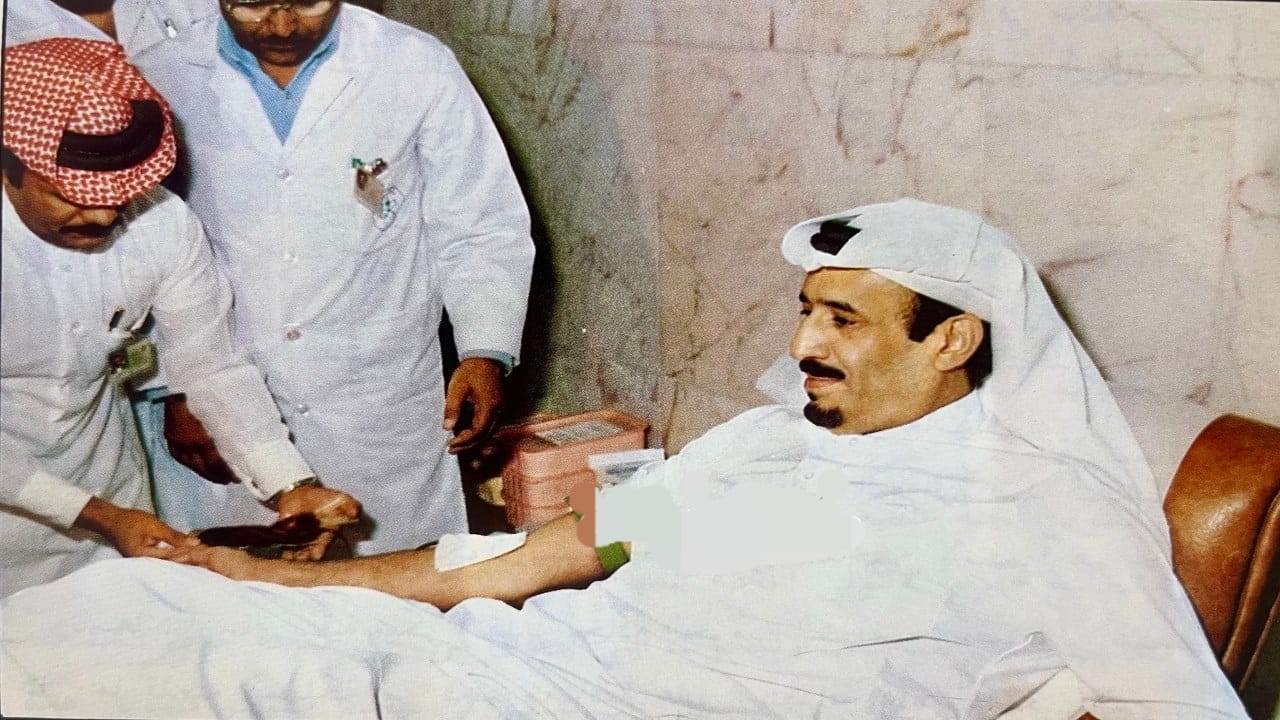 صور نادرة للملك سلمان وأخيه الأمير سطام أثناء حملة للتبرع بالدم