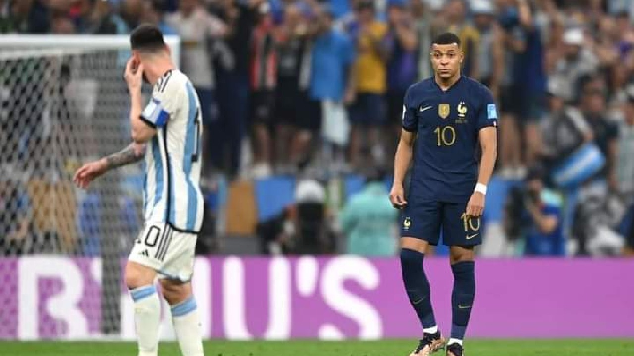 شاهد .. ردة فعل ميسي أمام مبابي بعد الهدف الثاني للأرجنتين