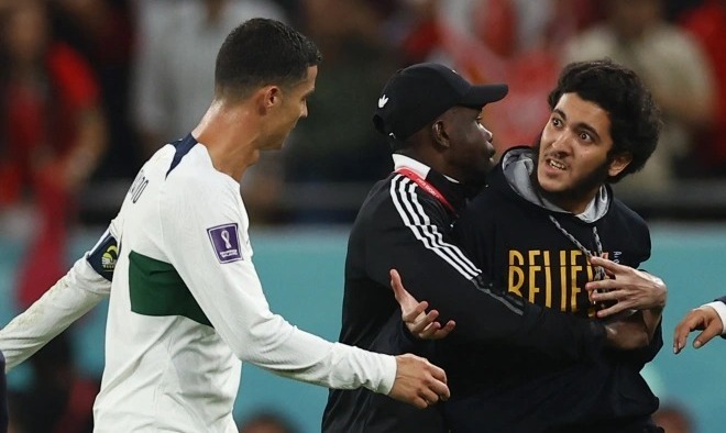 بالفيديو.. رونالدو يعتدي على مشجع بعد الخسارة من المغرب