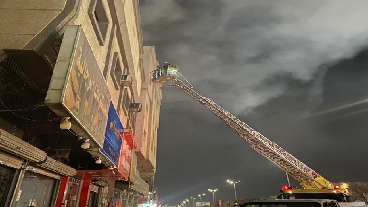 إصابة شخص بحريق في عمارة تجارية بالدمام