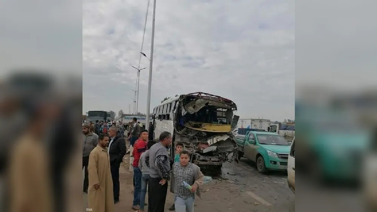 بالصور.. تصادم مروع بين حافلة وسيارة نقل يصيب 17 طالبا وطالبة