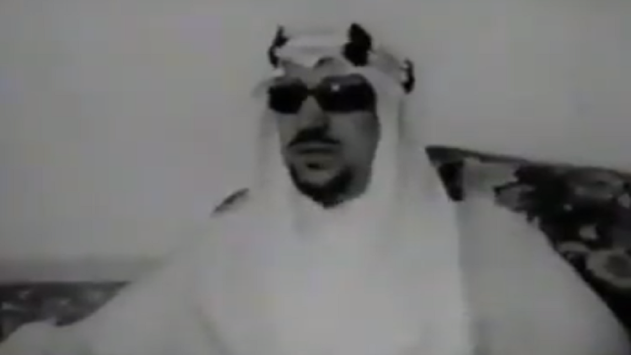 فيديو نادر للملك سعود خلال استقبال ضيوفه بقصر خزام قبل 63 عام