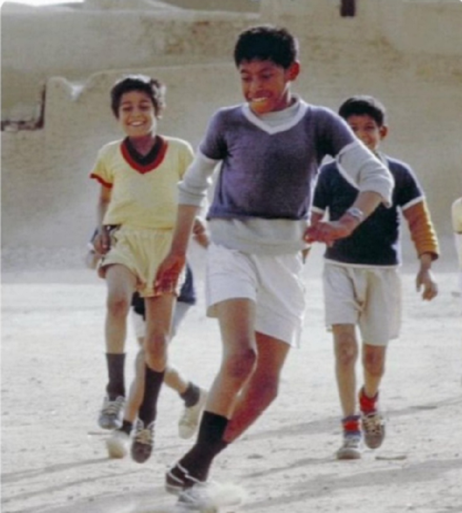 أطفال يلعبون كرة القدم في عنيزة قبل 45 عام