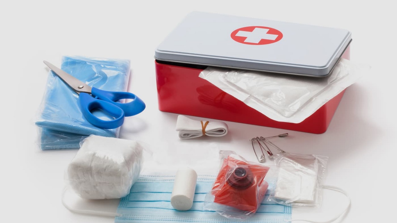 أبرزها مسحات طبية..  10 أدوات هامة داخل حقيبة الإسعافات الأولية