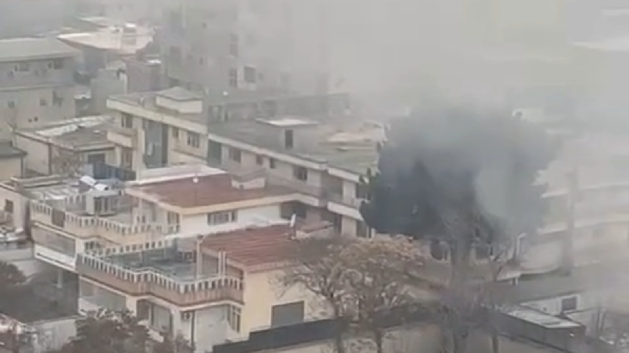 شاهد.. انفجار ضخم في مجمع سكني يقطنه صينيون في كابل