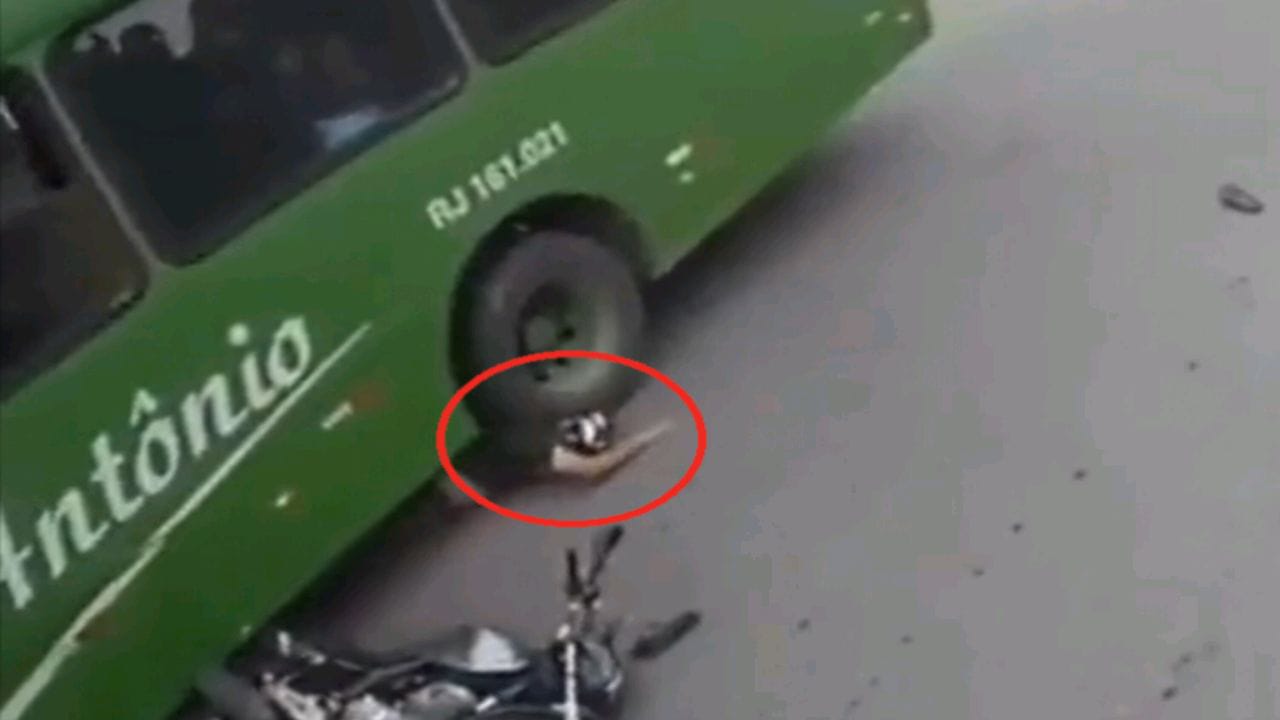 بالفيديو.. شاب ينجو بأعجوبة بعد سقوط رأسه أسفل عجلات الحافلة