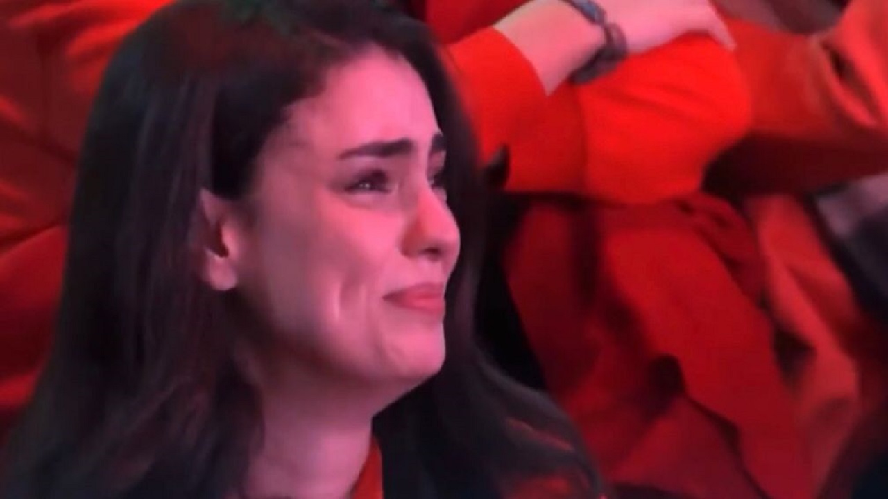 بالفيديو .. بكاء مشجعة مغربية بعد هدف فرنسا الثاني
