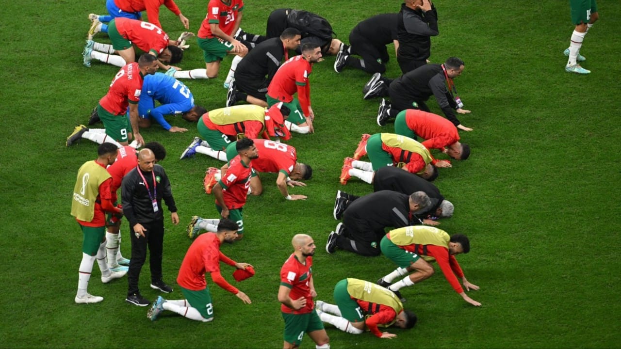 شاهد.. سجدة شكر للاعبي المغرب و تحية للجماهير بعد مشوار تاريخي في ‎كأس العالم