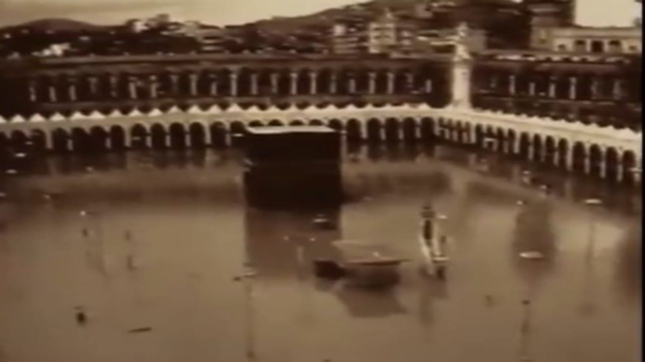 شاهد.. فيديو نادر للحرم المكي وامتلاء صحن المطاف بمياه الأمطار